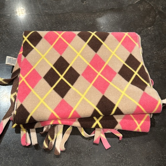 Old Navy Holiday Fringed Argyle Scarf - Picture 5 of 9